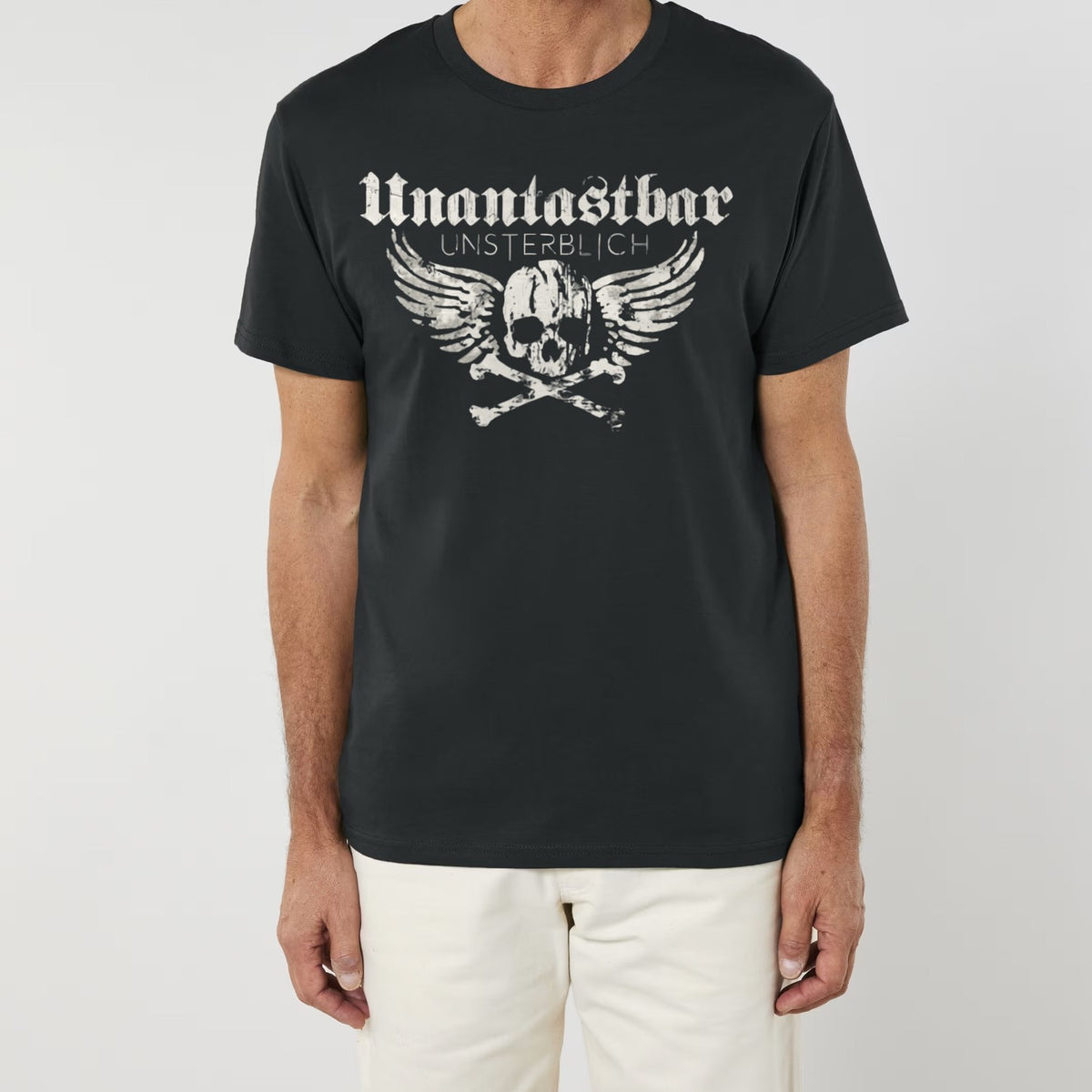 Unantastbar T-Shirt „Unsterblich“ mit Totenkopf-Flügel-Frontprint, getragen