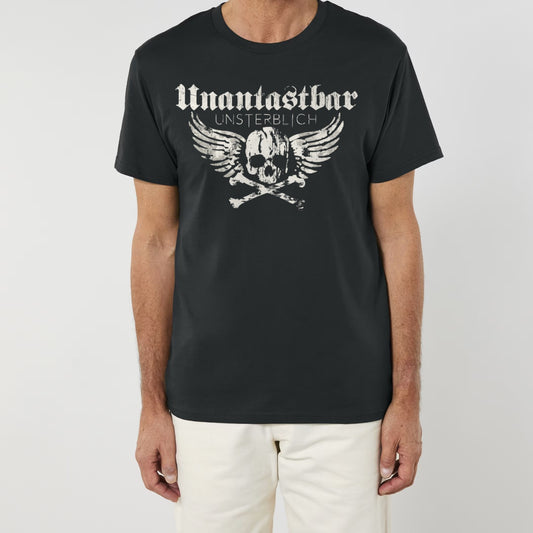 Unantastbar T-Shirt „Unsterblich“ mit Totenkopf-Flügel-Frontprint, getragen