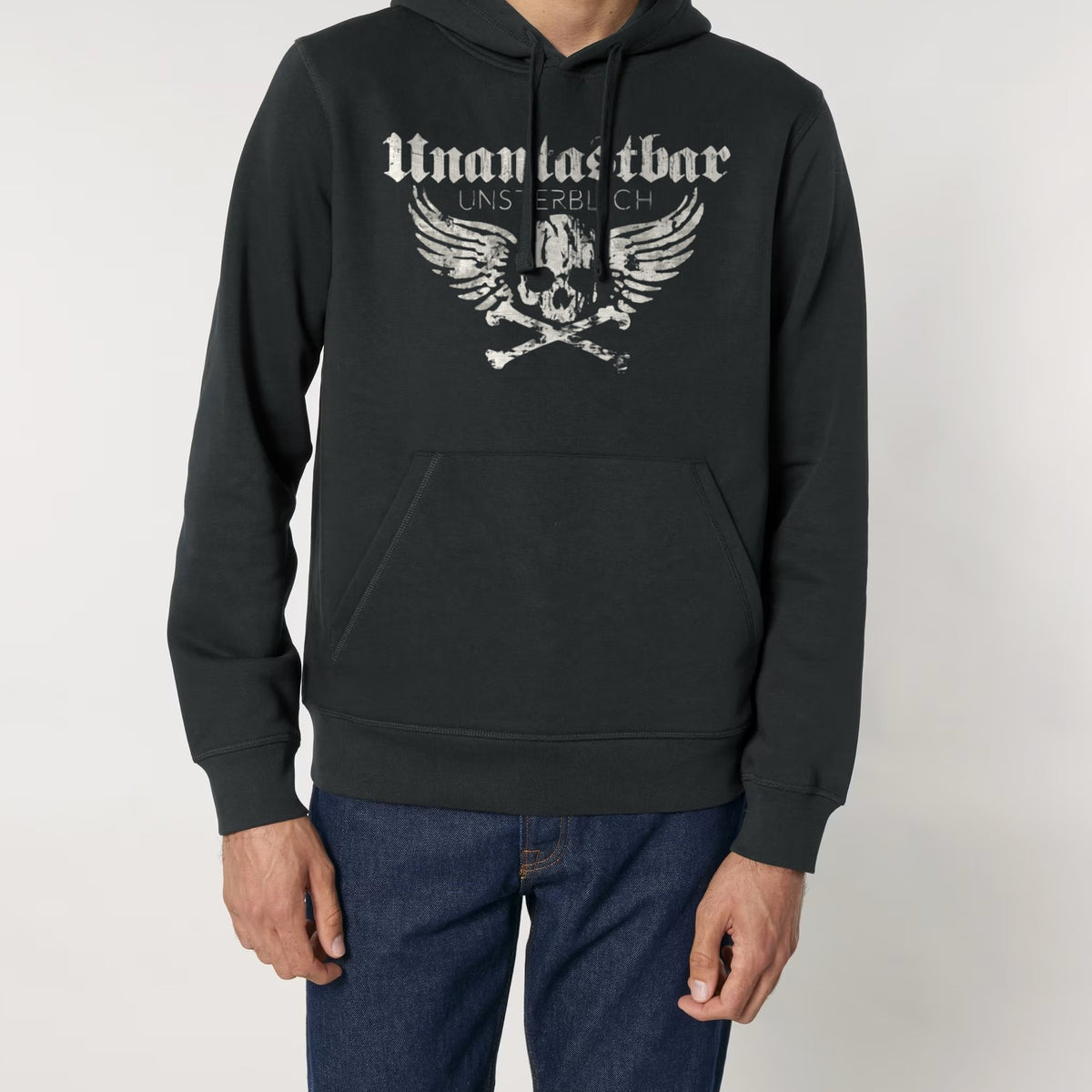 Unantastbar Hoodie „Unsterblich“ mit Totenkopf-Flügel-Frontprint, getragen