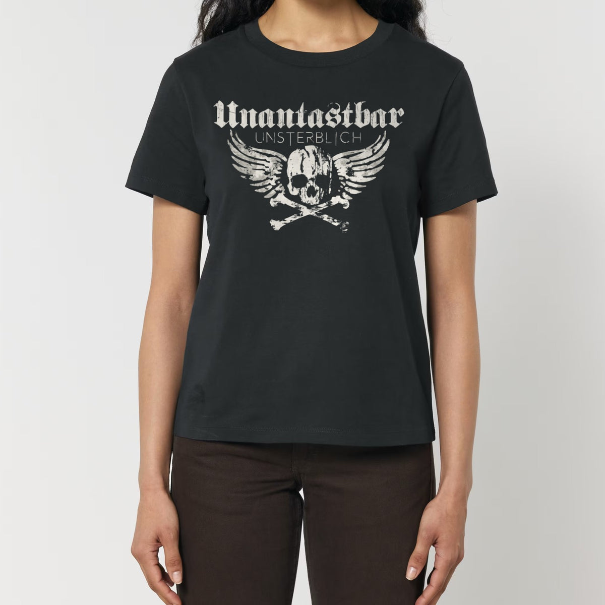 Unantastbar Girlie „Unsterblich“ mit Totenkopf-Flügel-Frontprint, getragen