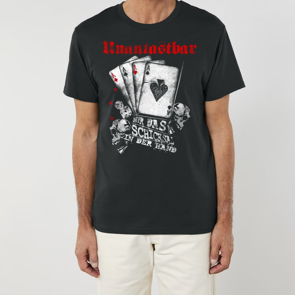 Unantastbar T-Shirt „Nur das Schicksal“ mit Assen, Würfeln und Totenköpfen vorne, getragen