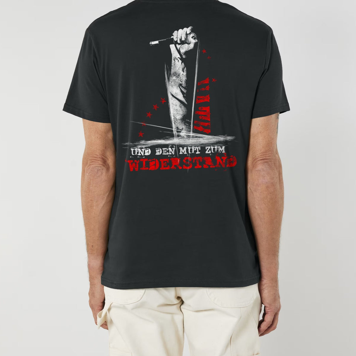 Unantastbar T-Shirt „Nur das Schicksal“, Rückenprint „Und den Mut zum Widerstand“, getragen