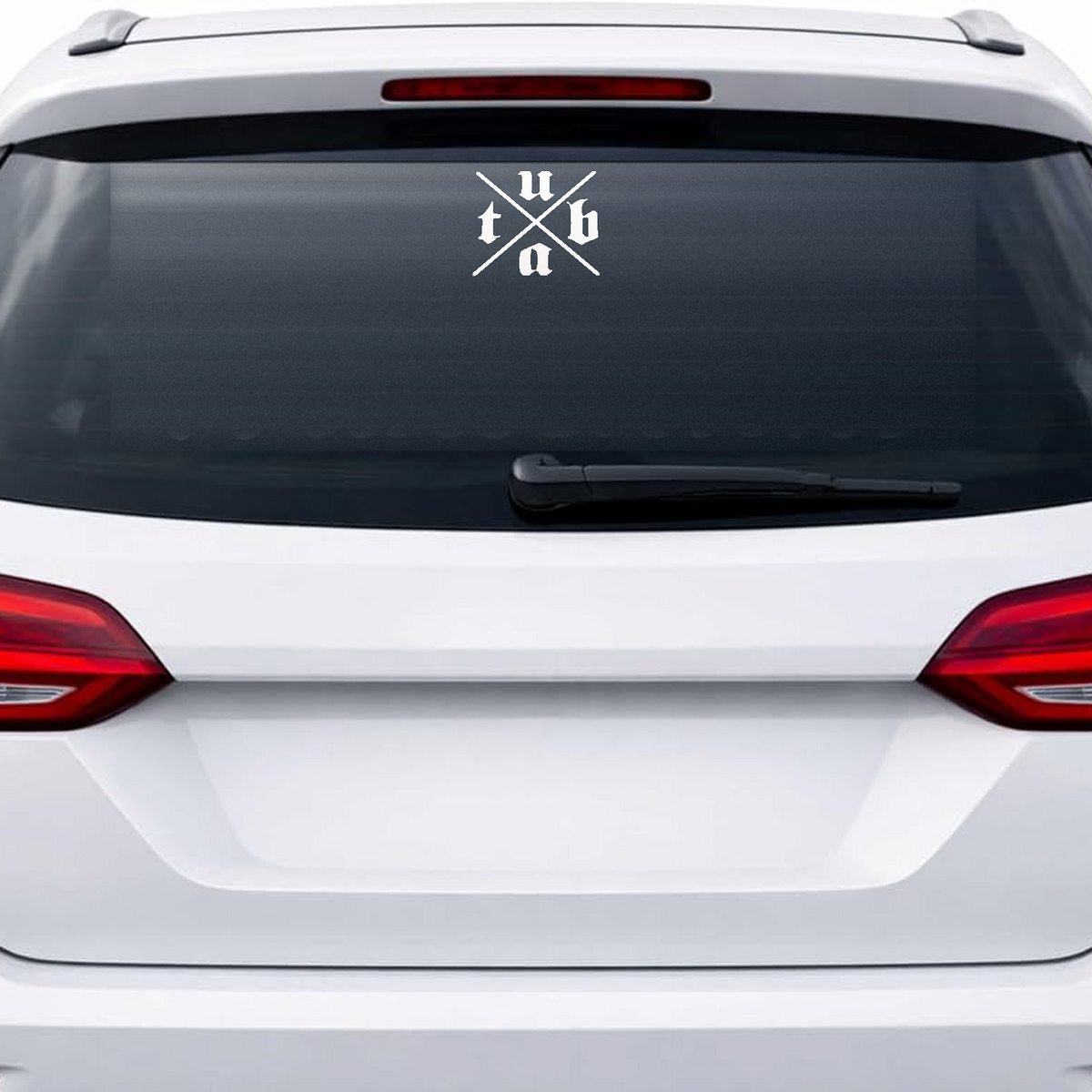Unantastbar Kreuz Aufkleber auf der Heckscheibe eines Autos