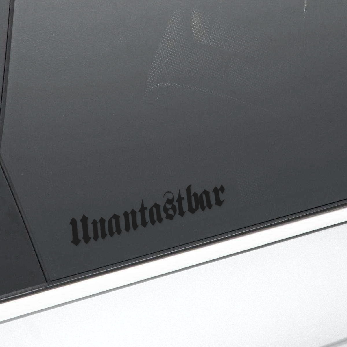 Unantastbar Seitenscheibenaufkleber in Schwarz auf der Seitenscheibe eines Autos