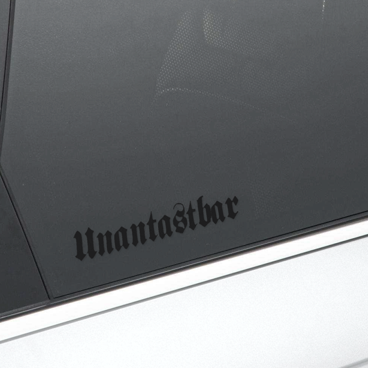 Unantastbar Seitenscheibenaufkleber in Schwarz auf der Seitenscheibe eines Autos