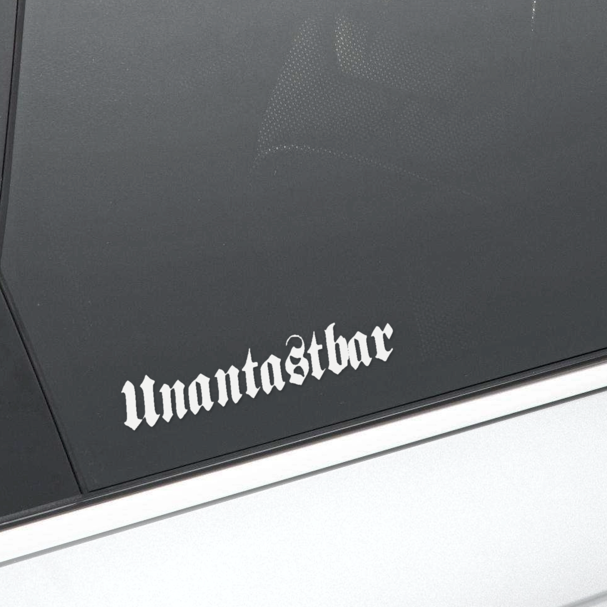 Unantastbar Seitenscheibenaufkleber in Weiß auf der Seitenscheibe eines Autos