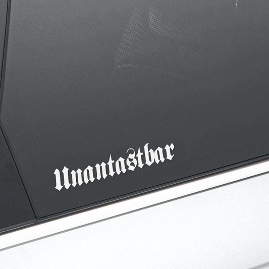 Unantastbar Seitenscheibenaufkleber in Weiß auf der Seitenscheibe eines Autos